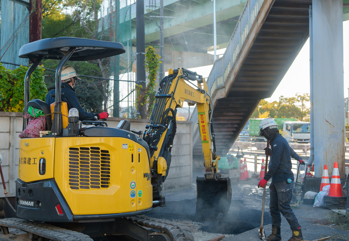 ライフラインや道路改良・修繕工事に伴う<br />
道路舗装の施工