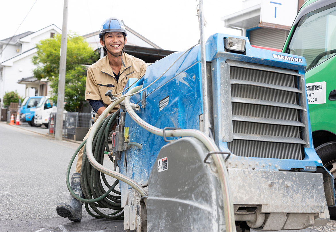 舗装された道路を専用の機械で切断する<br />
カッター工事の施工